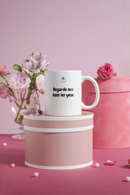 La tasse avec le message "Regarde moi dans les yeux"