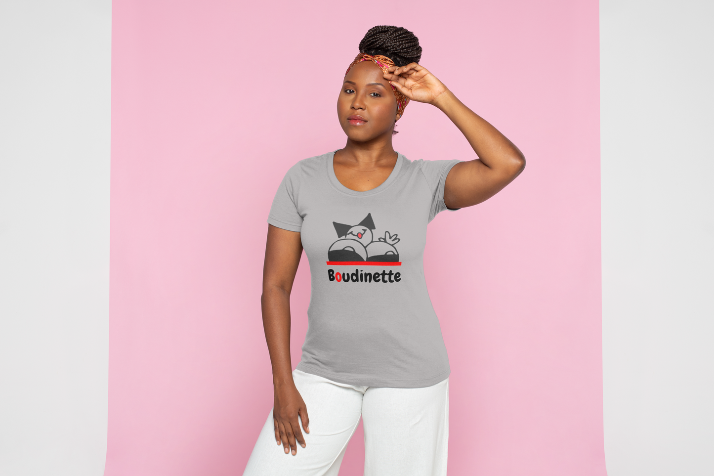 T-shirt "Sensuelle, pulpeuse, ronde, voluptueuse, désirable, provocante" avec le texte et le logo au dos