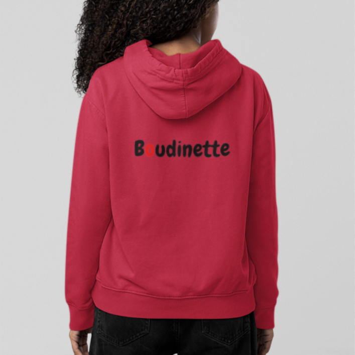 Sweat-shirt avec logo et texte à l'avant, et inscription "Boudinette" à l'arrière