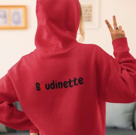 Sweat-shirt avec logo à l'avant, et inscription "Boudinette" à l'arrière