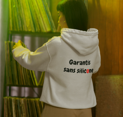 Sweat-shirt avec logo à l'avant, et inscription "Garantis sans silicone" à l'arrière