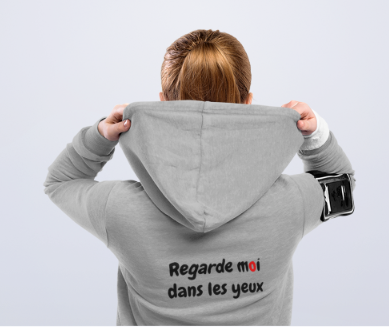 Sweat-shirt avec logo à l'avant, et texte "Regarde moi dans les yeux" à l'arrière