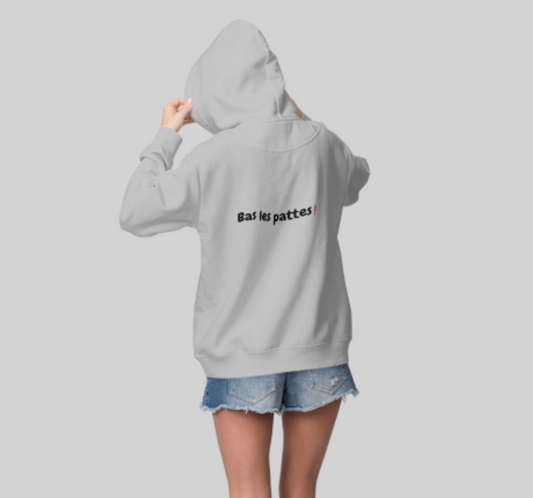 Sweat-shirt avec logo à l'avant, et texte "Bas les pattes" à l'arrière