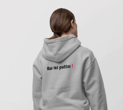 Sweat-shirt avec logo et texte à l'avant, et inscription "Bas les pattes" à l'arrière