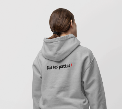 Sweat-shirt avec logo et texte à l'avant, et inscription "Bas les pattes" à l'arrière