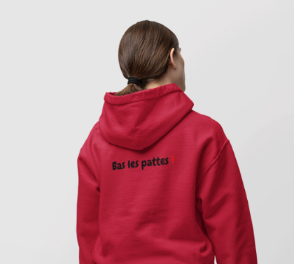 Sweat-shirt avec logo et texte à l'avant, et inscription "Bas les pattes" à l'arrière