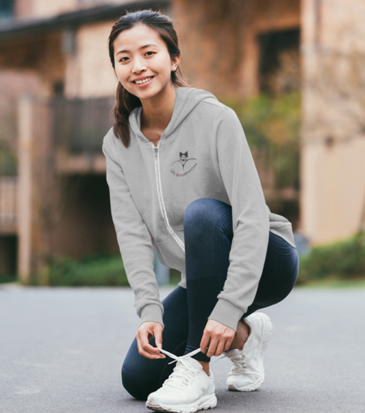 Sweat-shirt avec logo à l'avant, et inscription "Fière de mon corps" à l'arrière