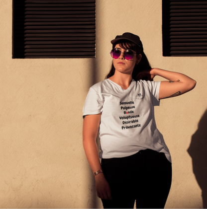 T-shirt "Sensuelle, pulpeuse, ronde, voluptueuse, désirable, provocante" avec le dessin au dos