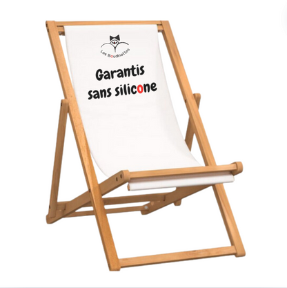 Chaise Longue avec le Message "Garantis sans silicone" et Logo Les Boudinettes