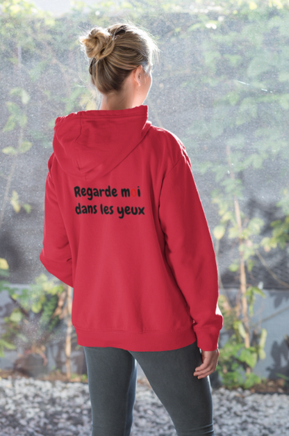 Sweat-shirt avec logo et texte à l'avant, et inscription "Regarde moi dans les yeux" à l'arrière