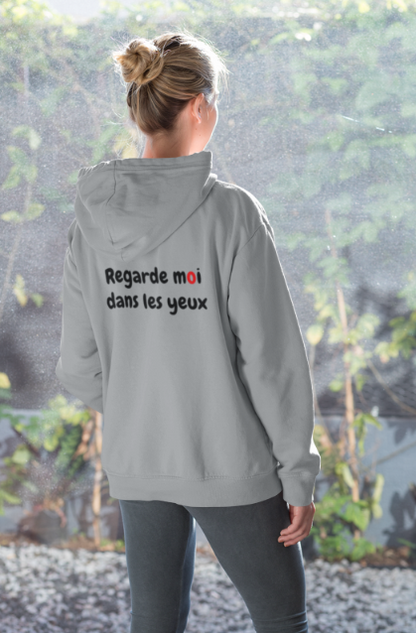 Sweat-shirt avec logo et texte à l'avant, et inscription "Regarde moi dans les yeux" à l'arrière