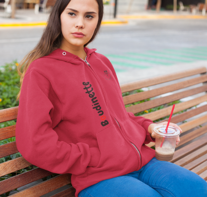 Sweat-shirt avec logo et texte à l'avant, et inscription "Bas les pattes" à l'arrière