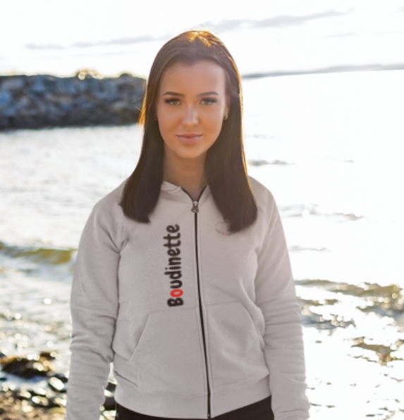 Sweat-shirt avec logo et texte à l'avant, et inscription "Sensuelle, pulpeuse, ronde, voluptueuse, désirable, provocante" à l'arrière