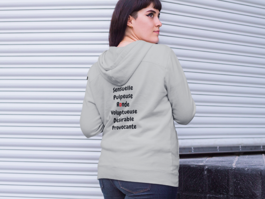 Sweat-shirt avec logo à l'avant, et inscription "Sensuelle, pulpeuse, ronde, voluptueuse, désirable, provocante" à l'arrière