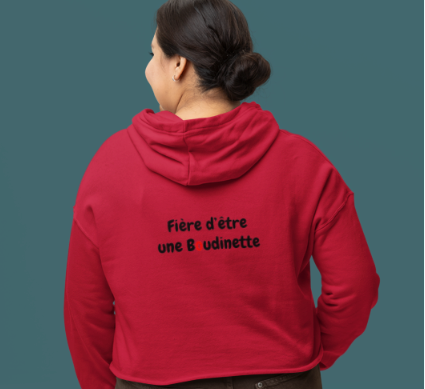 Sweat-shirt avec logo à l'avant, et inscription "Fière d’être une Boudinette" à l'arrière