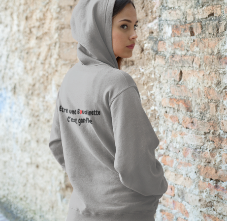 Sweat-shirt avec logo et le texte à l'avant, et inscription "Être une Boudinette c’est gonflé" à l'arrière