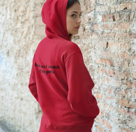 Sweat-shirt avec logo et le texte à l'avant, et inscription "Être une Boudinette c’est gonflé" à l'arrière