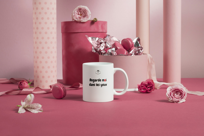 La tasse avec le message "Regarde moi dans les yeux"