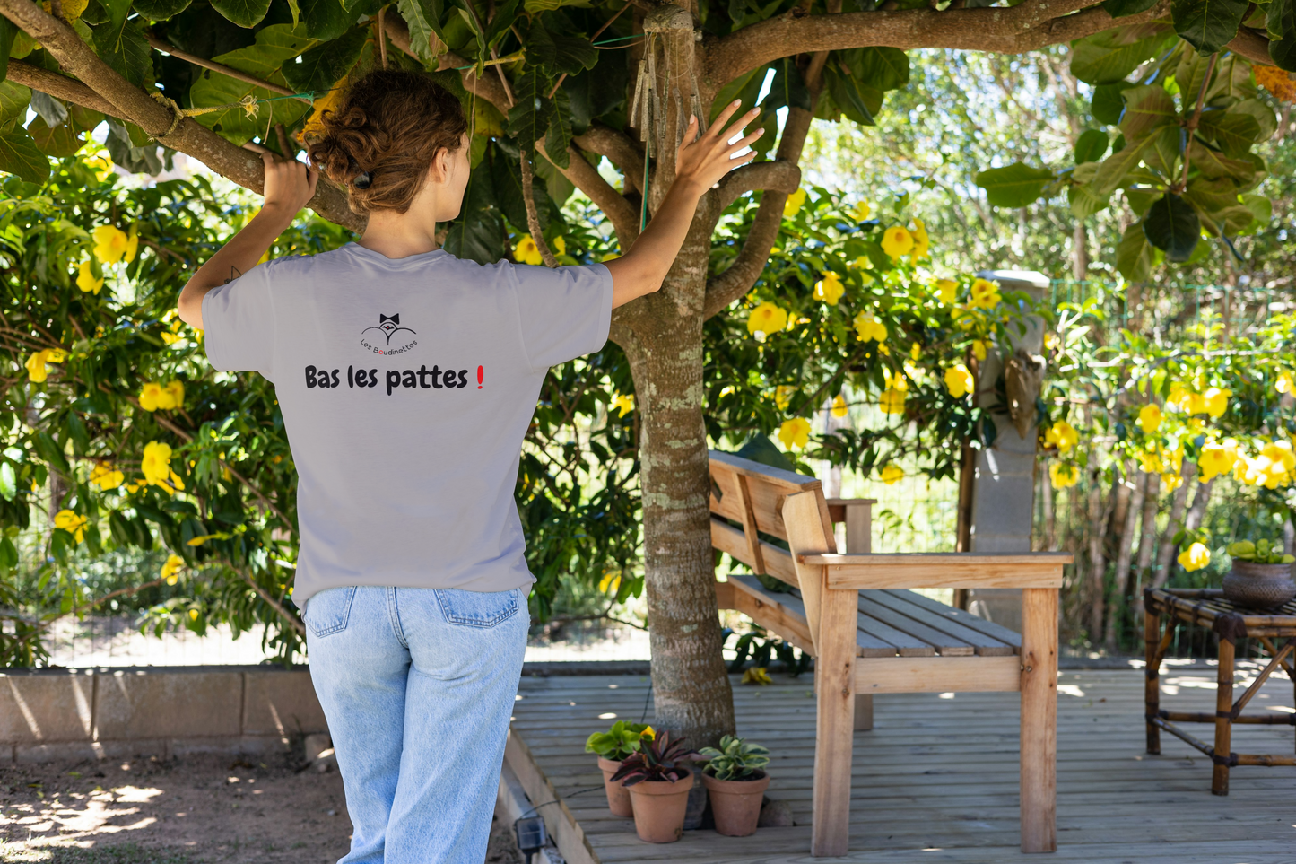 T-shirt "Bas les pattes !" avec le texte au dos