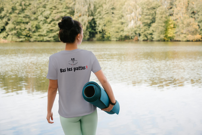 T-shirt "Bas les pattes !" avec le texte et le logo au dos