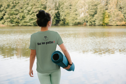 T-shirt "Bas les pattes !" avec le texte et le logo au dos