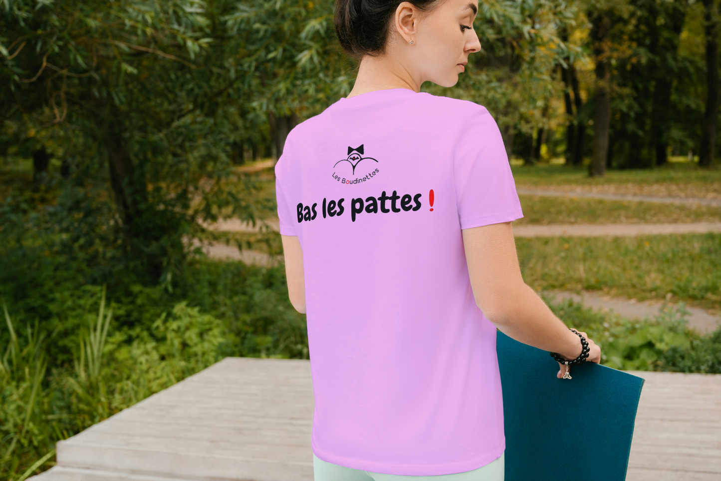 T-shirt "Bas les pattes !" avec le texte et le logo au dos